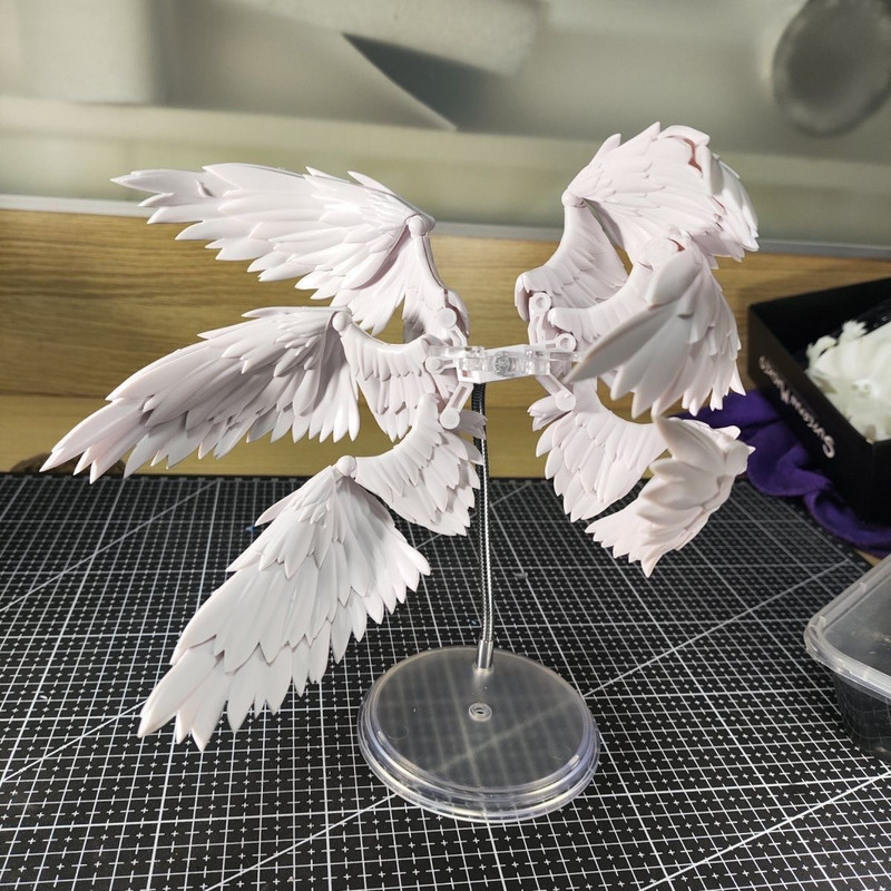 White And Black Six Feathered  - Action Figure Stand ulasan dan harga