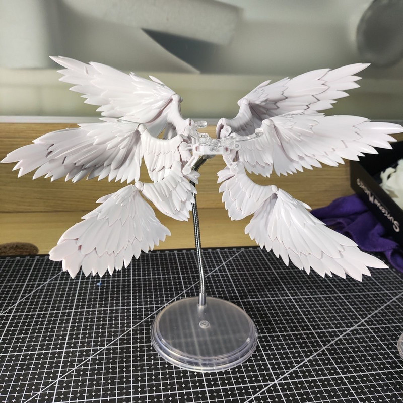 White And Black Six Feathered  - Action Figure Stand ulasan dan harga